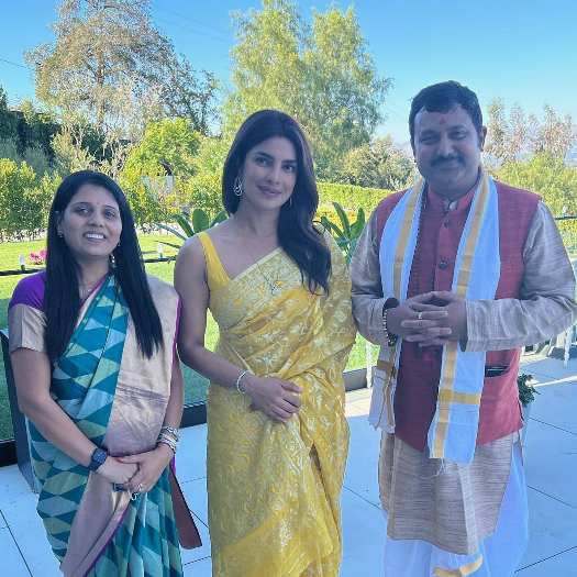Pandit Manuj Dutt with bride and groom at a multicultural California Hindu wedding