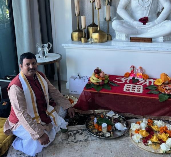 Pandit Manuj Dutt performing home puja