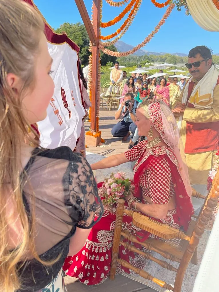 Beautiful outdoor Hindu wedding ceremony by Pandit Manuj Dutt